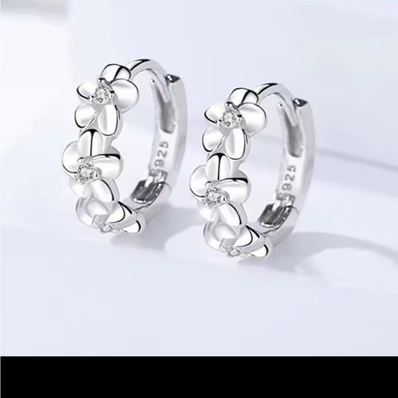 925 BUNDLE FLOWER NECKLACE AND HOOP EARRINGS - Picture 2 of 5